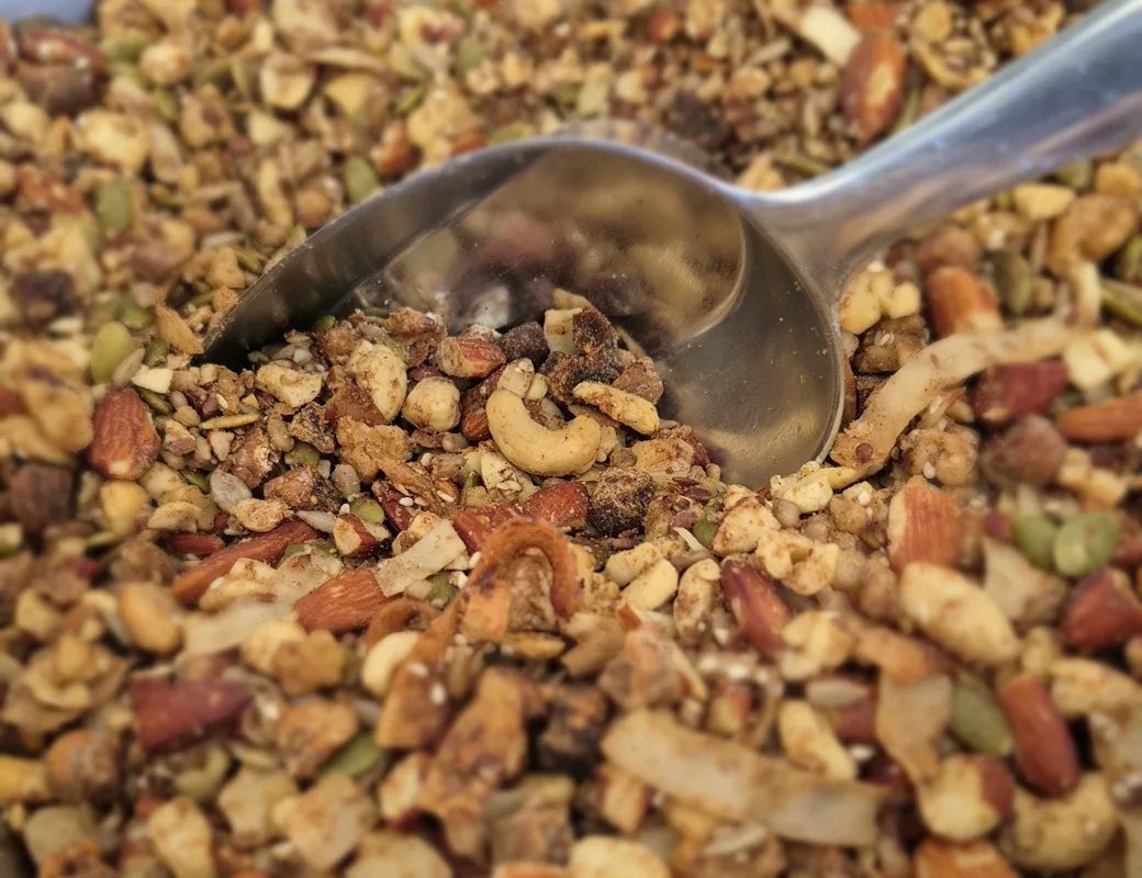 Hooisteegse granola met koek kruiden, anijs en gedroogde vijgen